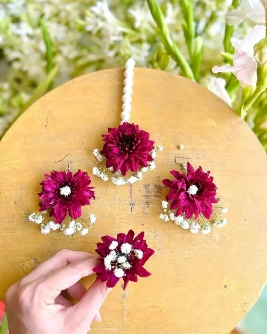 Fresh flower jewellery set for mehndi and nikkah — floral haar necklace, earrings, bangles and passa made with fresh flowers and baby's breath — handcrafted by Bloom & Beyond in Lahore
