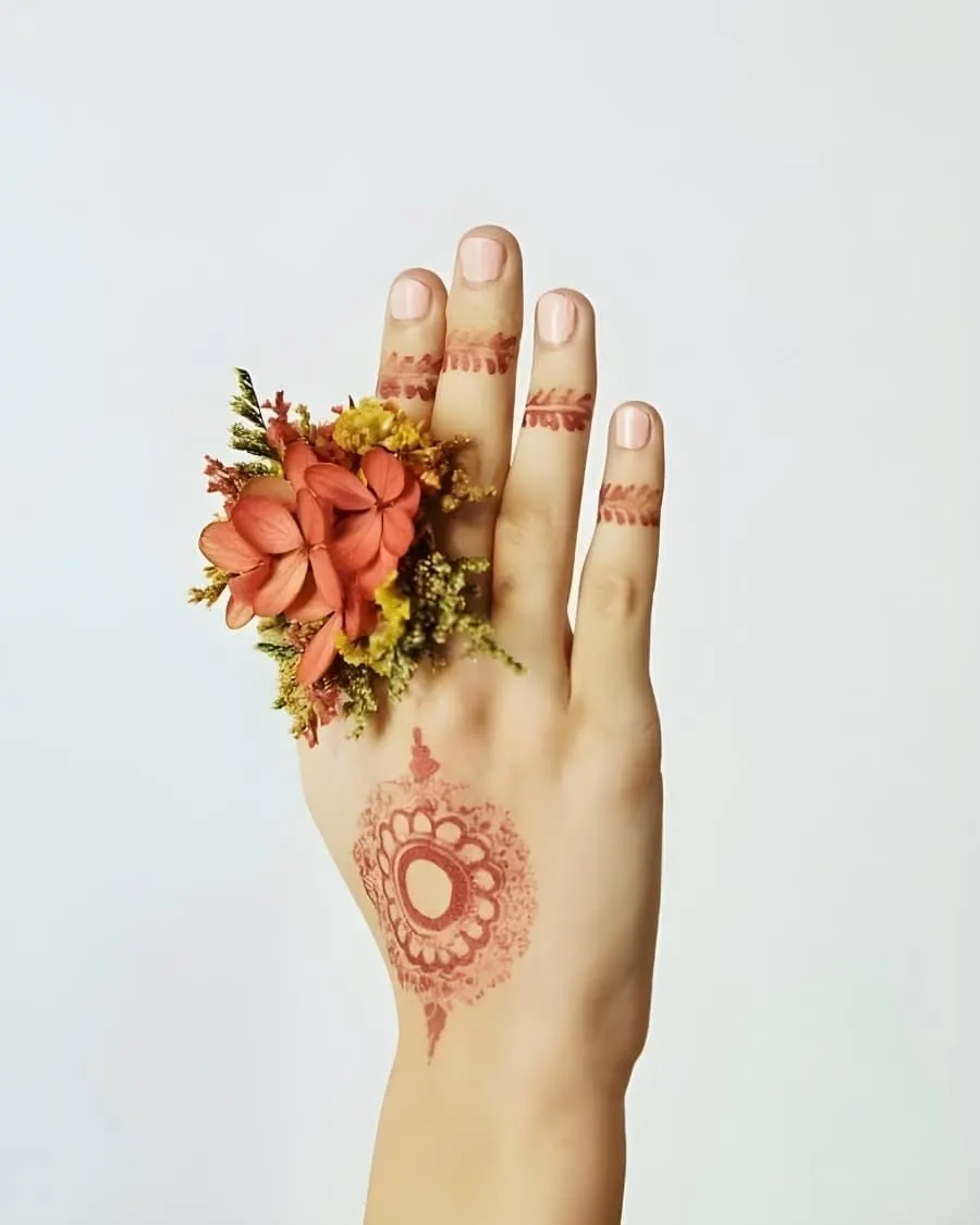 A delicate floral ring handcrafted with fresh flowers for the mehndi ceremony — by Bloom & Beyond, Lahore