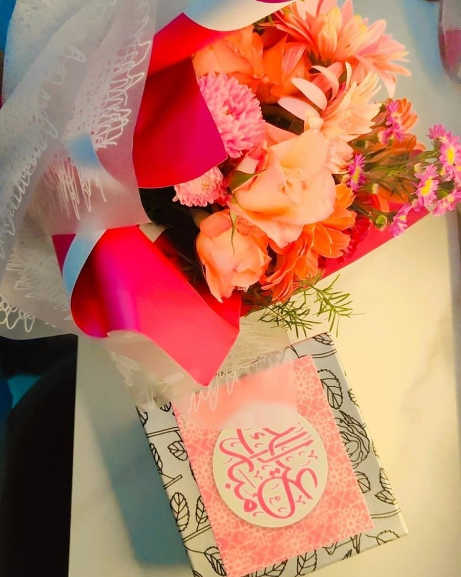 Hand-arranged fresh roses for Chaand Raat celebrations with Arabic calligraphy Eid Mubarak card — handcrafted by Bloom & Beyond in Lahore