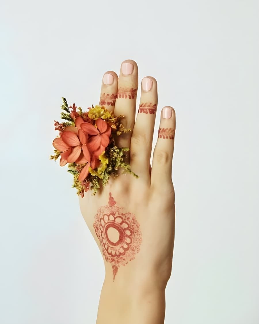 A delicate floral ring handcrafted with fresh flowers for the mehndi ceremony — by Bloom & Beyond, Lahore
