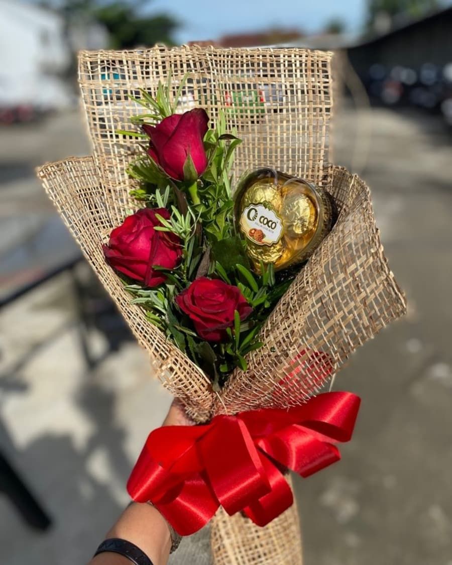 Red roses with a chocolate heart, wrapped in rustic burlap — handcrafted by Bloom & Beyond in Lahore